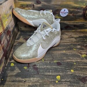 Nike GS LeBron 22 'King Of The Court'‎ FZ7308-100 Size 7Y [women 8.5] new